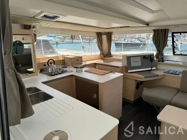Astréa 42 - Yacht Charter Sailica
