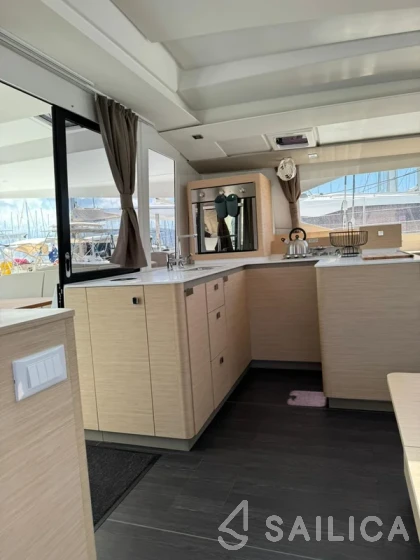 Astréa 42 - Yacht Charter Sailica