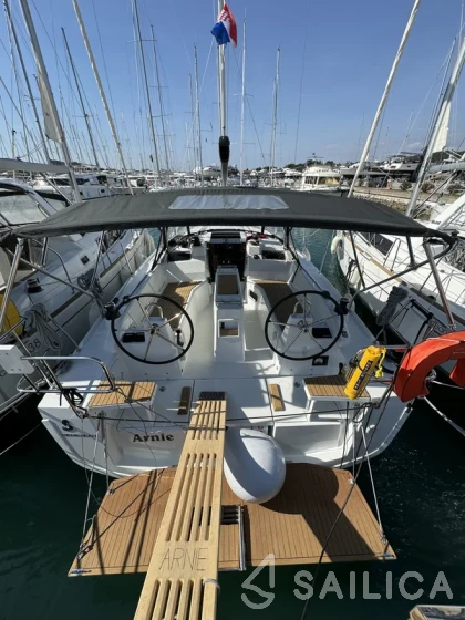 Oceanis 34.1 - Yacht Charter Sailica