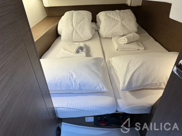 Oceanis 34.1 - Yacht Charter Sailica