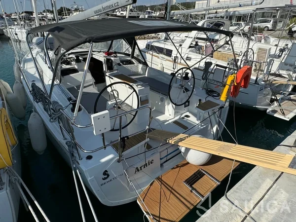 Oceanis 34.1 - Yacht Charter Sailica