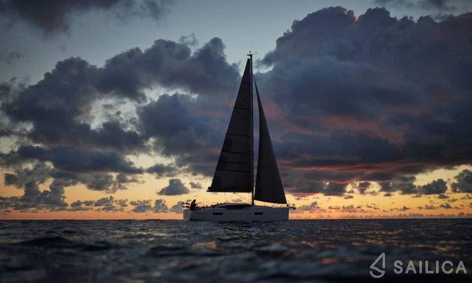 Maxus 35 - Yacht Charter Sailica