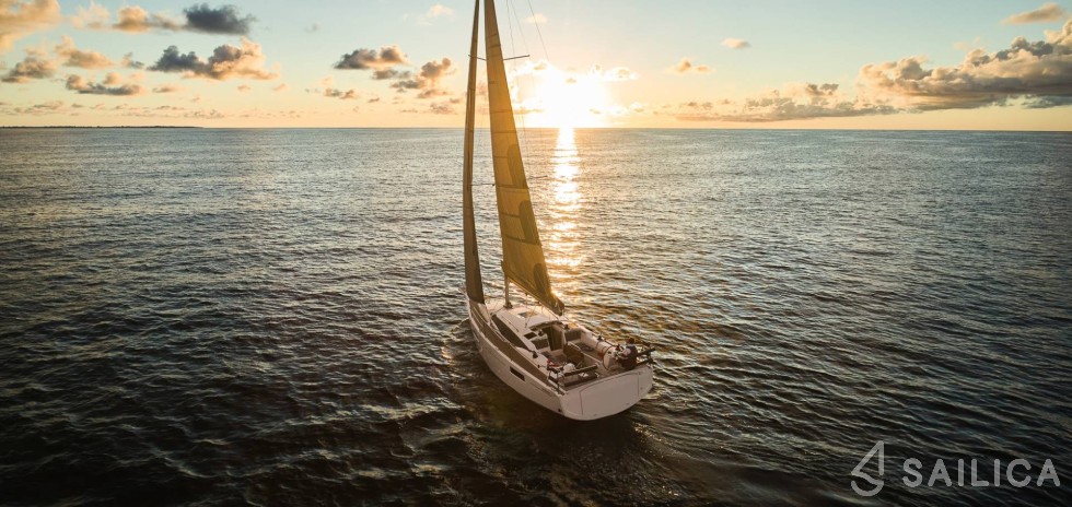 Maxus 35 - Yacht Charter Sailica