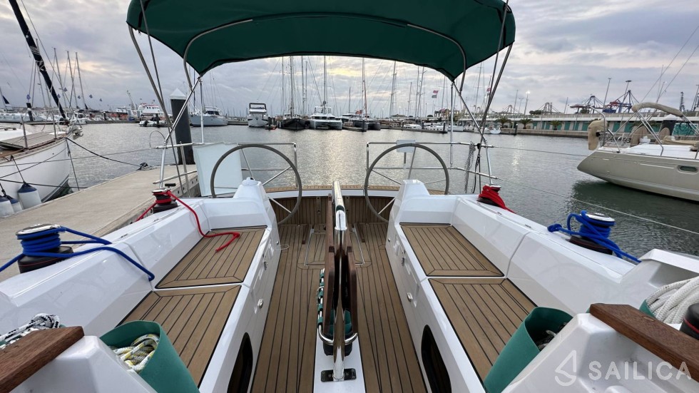 Maxus 35 - Yacht Charter Sailica