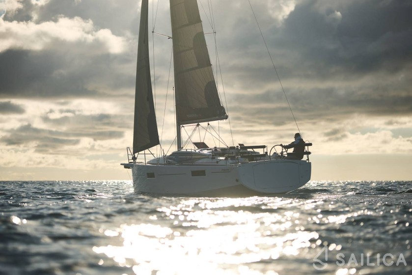 Maxus 35 - Yacht Charter Sailica