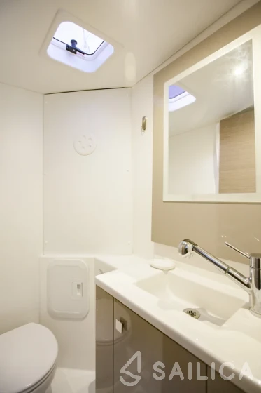 Isla 40 - Yacht Charter Sailica