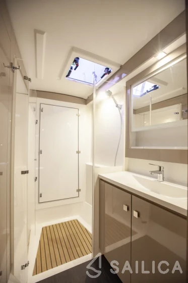 Isla 40 - Yacht Charter Sailica