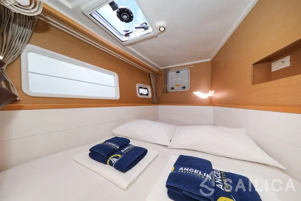 Lagoon 400 S2 - Yacht Charter Sailica
