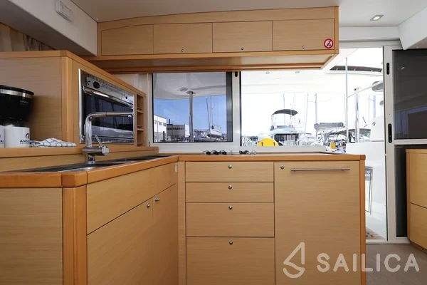 Lagoon 400 S2 - Yacht Charter Sailica