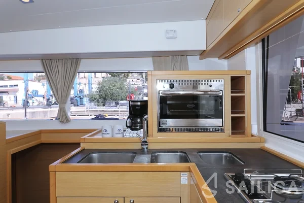 Lagoon 400 S2 - Yacht Charter Sailica