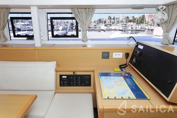 Lagoon 400 S2 - Yacht Charter Sailica