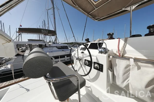 Lagoon 400 S2 - Yacht Charter Sailica