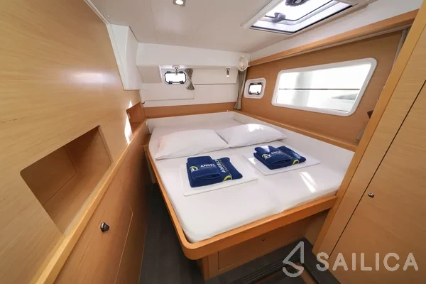 Lagoon 400 S2 - Yacht Charter Sailica