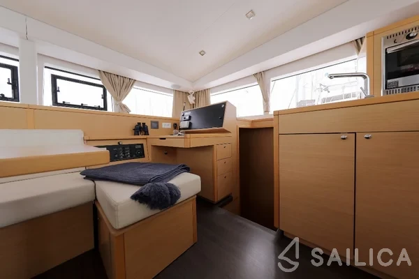 Lagoon 400 S2 - Yacht Charter Sailica