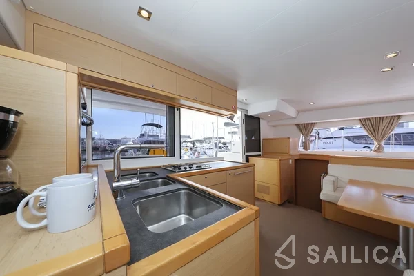 Lagoon 400 S2 - Yacht Charter Sailica