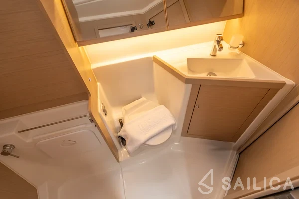 Oceanis 40.1 - Yacht Charter Sailica