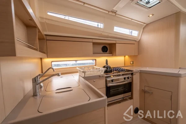 Oceanis 40.1 - Yacht Charter Sailica