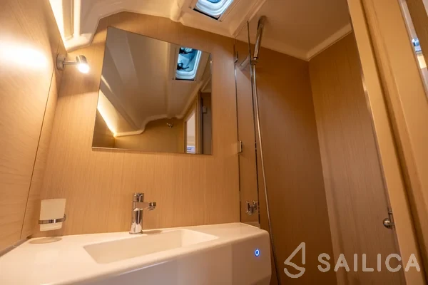 Oceanis 40.1 - Yacht Charter Sailica