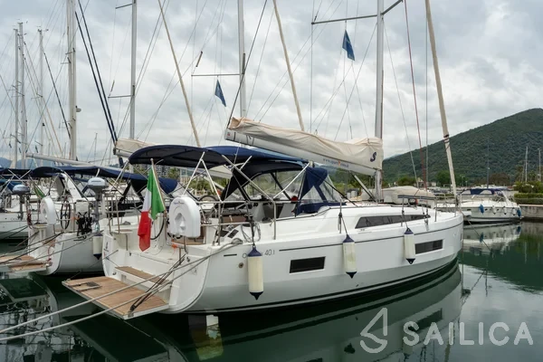 Oceanis 40.1 - Yacht Charter Sailica