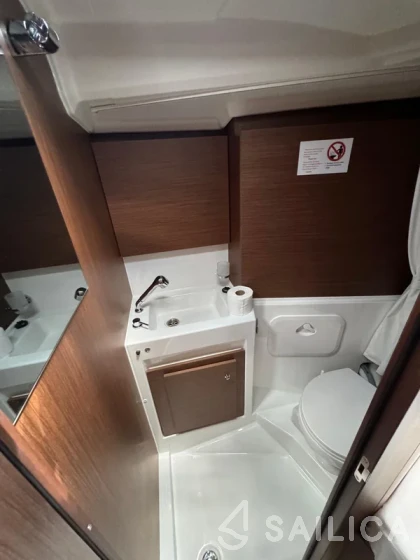 Oceanis 37.1 - Yacht Charter Sailica