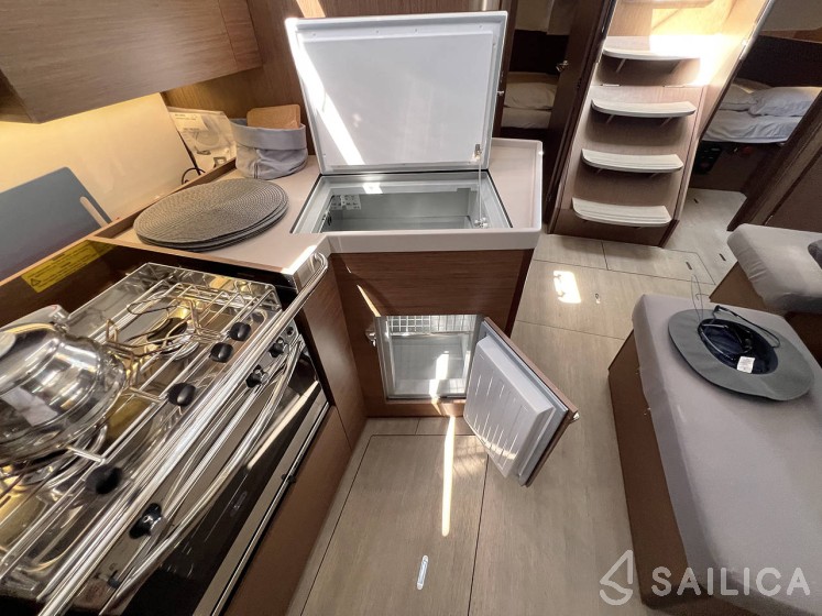 Oceanis 40.1 - Yacht Charter Sailica