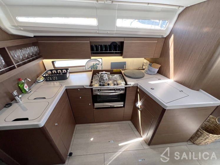 Oceanis 40.1 - Yacht Charter Sailica