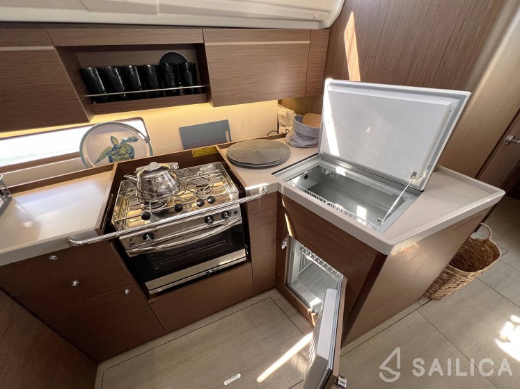 Oceanis 40.1 - Yacht Charter Sailica