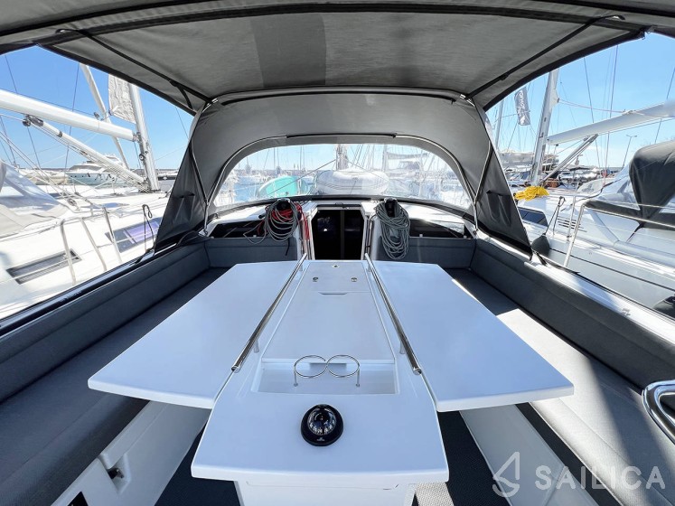 Oceanis 40.1 - Yacht Charter Sailica