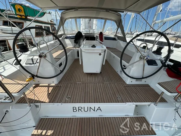 Oceanis 40.1 - Yacht Charter Sailica