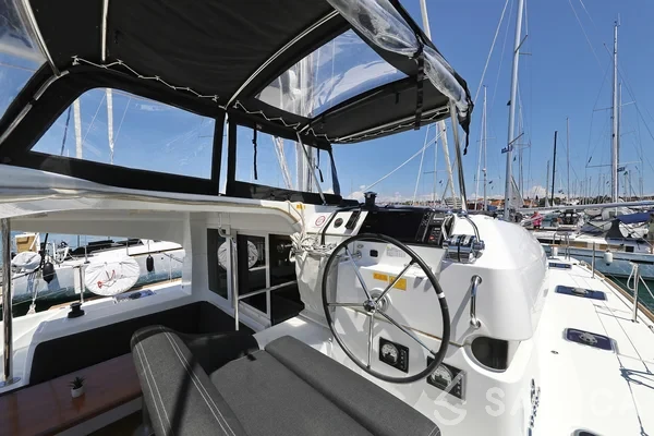 Lagoon 40 - Yacht Charter Sailica