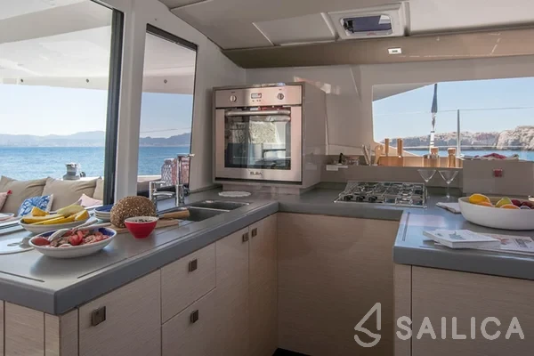 Astréa 42 - Yacht Charter Sailica