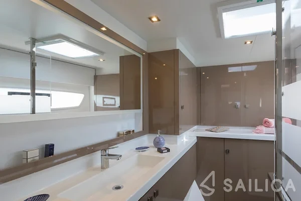 Astréa 42 - Yacht Charter Sailica