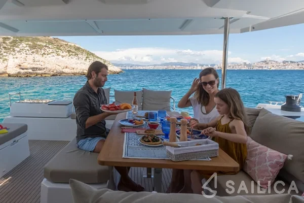 Astréa 42 - Yacht Charter Sailica