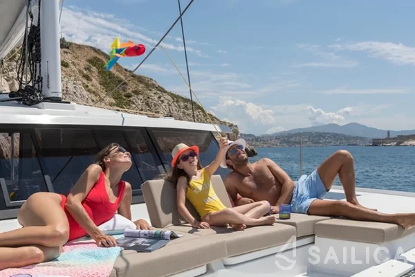 Astréa 42 - Yacht Charter Sailica