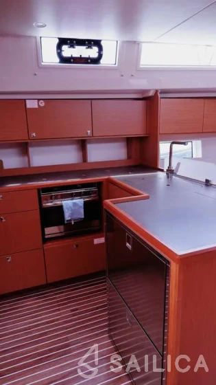 Bavaria C50 Style - 3 + 1 cab. - Yacht Charter Sailica