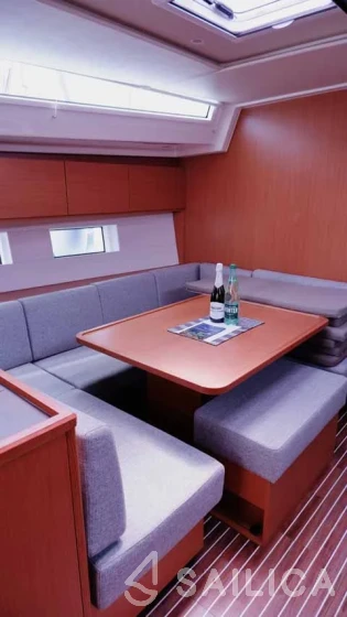 Bavaria C50 Style - 3 + 1 cab. - Yacht Charter Sailica
