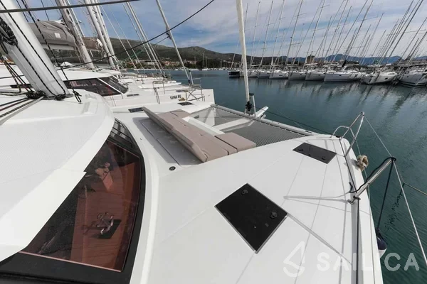 Astréa 42 - Yacht Charter Sailica