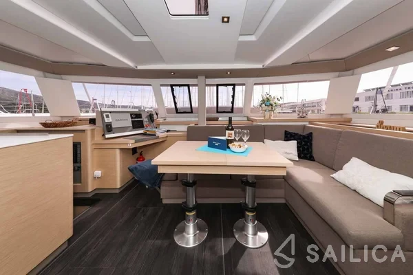 Astréa 42 - Yacht Charter Sailica