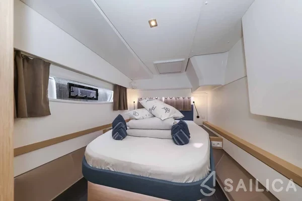 Astréa 42 - Yacht Charter Sailica