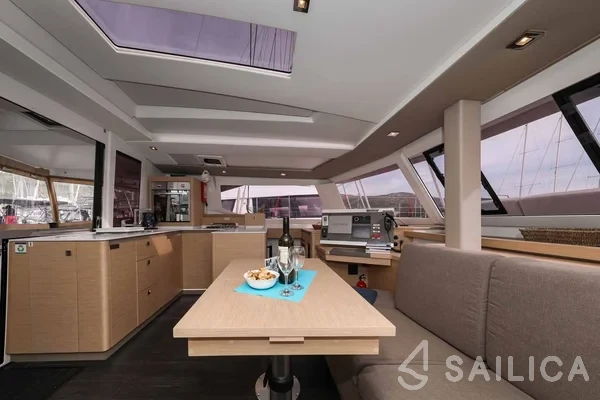 Astréa 42 - Yacht Charter Sailica