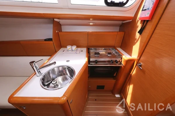 Sun Odyssey 33i - Yacht Charter Sailica