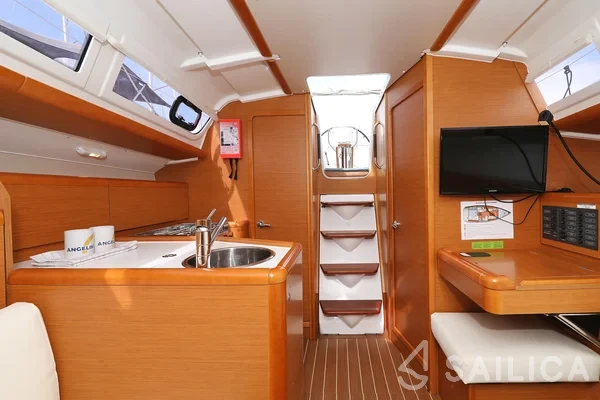 Sun Odyssey 33i - Yacht Charter Sailica