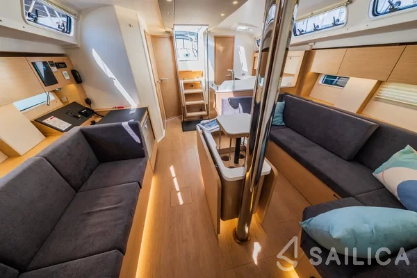 Hanse 410 - Yacht Charter Sailica