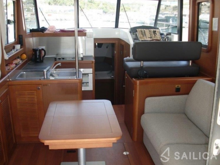 Swift Trawler 34 Fly - Yacht Charter Sailica