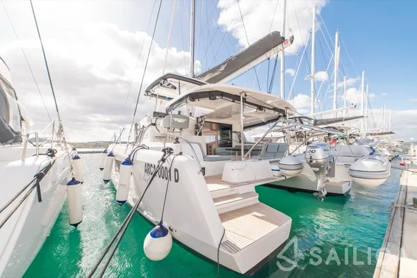 Lagoon 42 - Yacht Charter Sailica