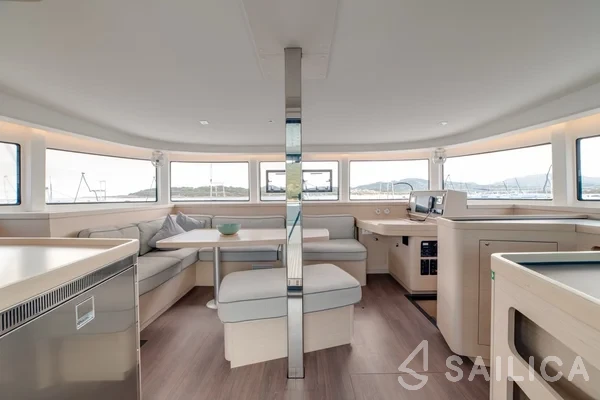 Lagoon 42 - Yacht Charter Sailica