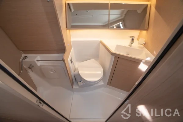 Oceanis 40.1 - Yacht Charter Sailica