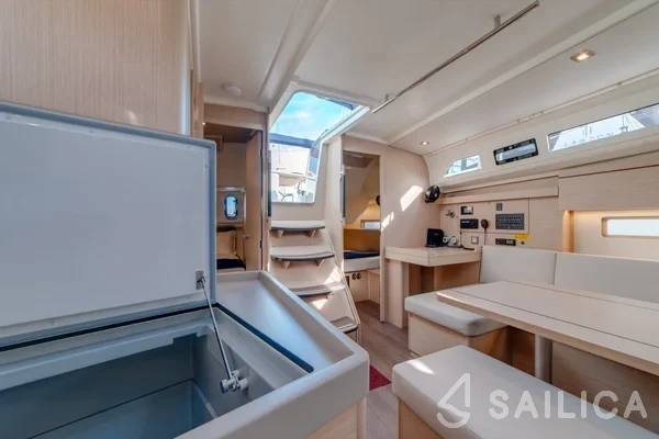 Oceanis 40.1 - Yacht Charter Sailica
