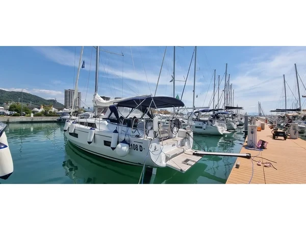 Oceanis 40.1 - Yacht Charter Sailica