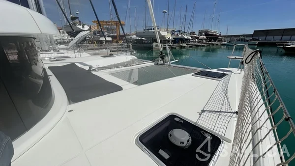 Lagoon 42 - Yacht Charter Sailica